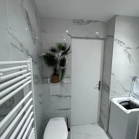 Superbe Avec Balcon Rue D’antibes *