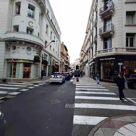 Superbe Avec Balcon Rue D'antibes *