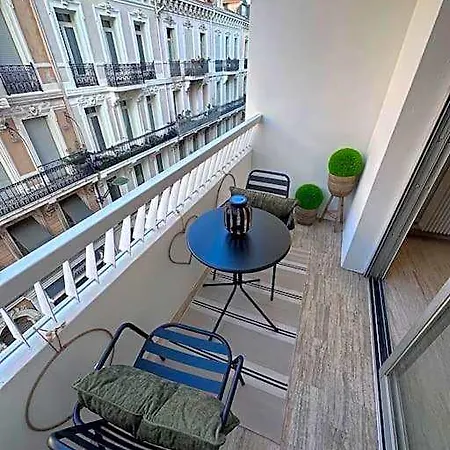 Superbe Avec Balcon Rue D'antibes *