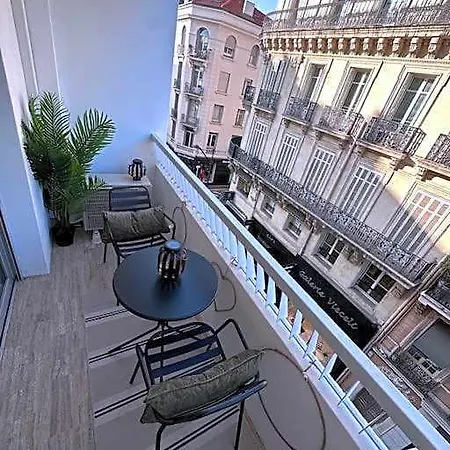 Superbe Avec Balcon Rue D'antibes
