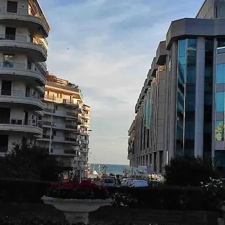 Superbe Avec Balcon Rue D’antibes